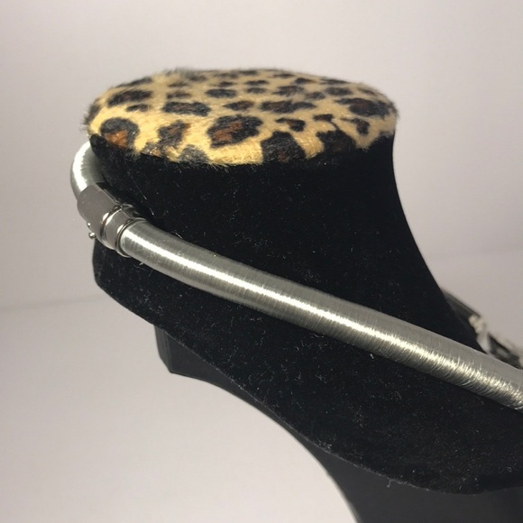 Crystal flower statement necklaces - Picture 4 of 5